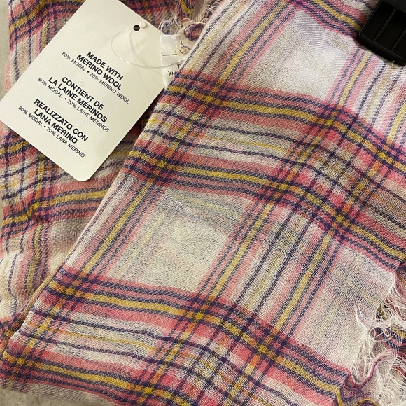 Gap brand women’s scarf. New with tags. 80% modal 20% merino wool. - Picture 6 of 6